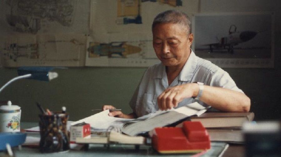 “中国航空发动机之父”吴大观在工作中（资料照片）。新华社发