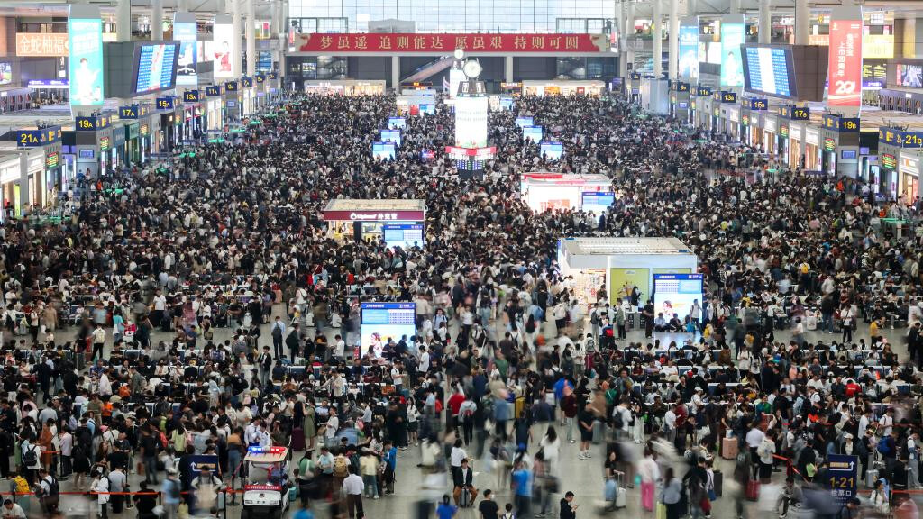 China witnesses travel peak on 1st day of May Day holiday