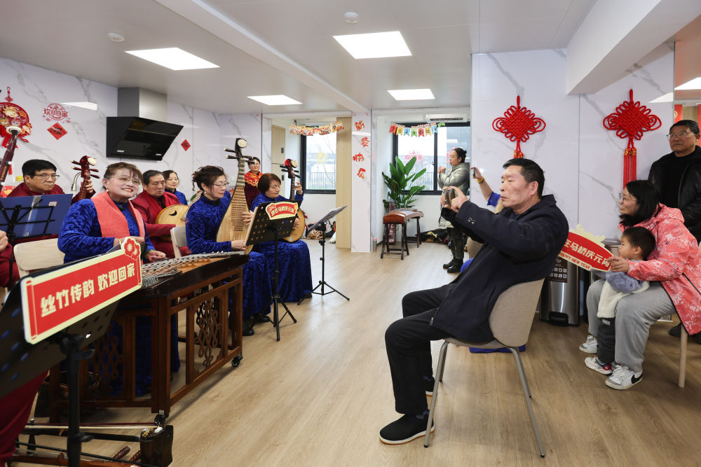民乐队在上海市闵行区新时代城市建设者管理者之家演奏（2024年2月23日摄）。新华社记者 王翔 摄