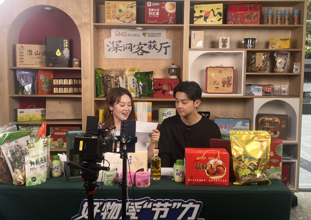 　　▲张杰和李乾政两位同学是深圳城市职业学院（深圳技师学院）网络营销与直播电商专业的在校生。此次和新闻网直播带货活动是学校助力广东省百千万工程，落实国家乡村振兴战略，也是学生技能报国理想信念的有力践行。
