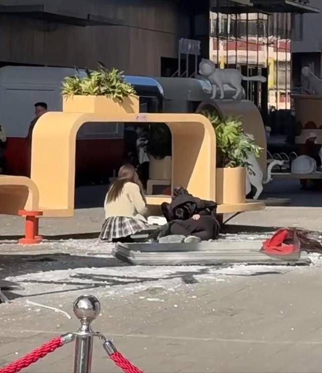 合肥银泰中心玻璃坠落致一名路人被砸伤。