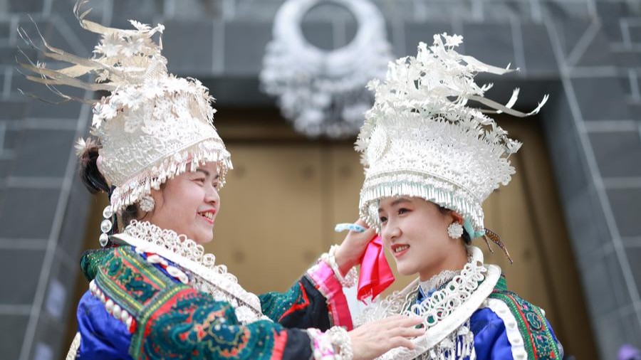 British travelers discover many faces of China