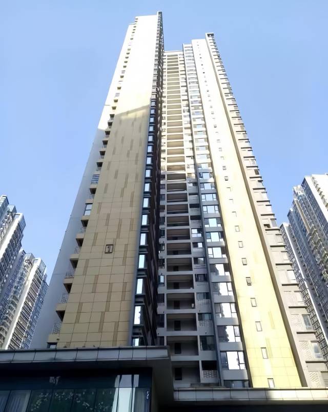 涉事小区是高层电梯房。