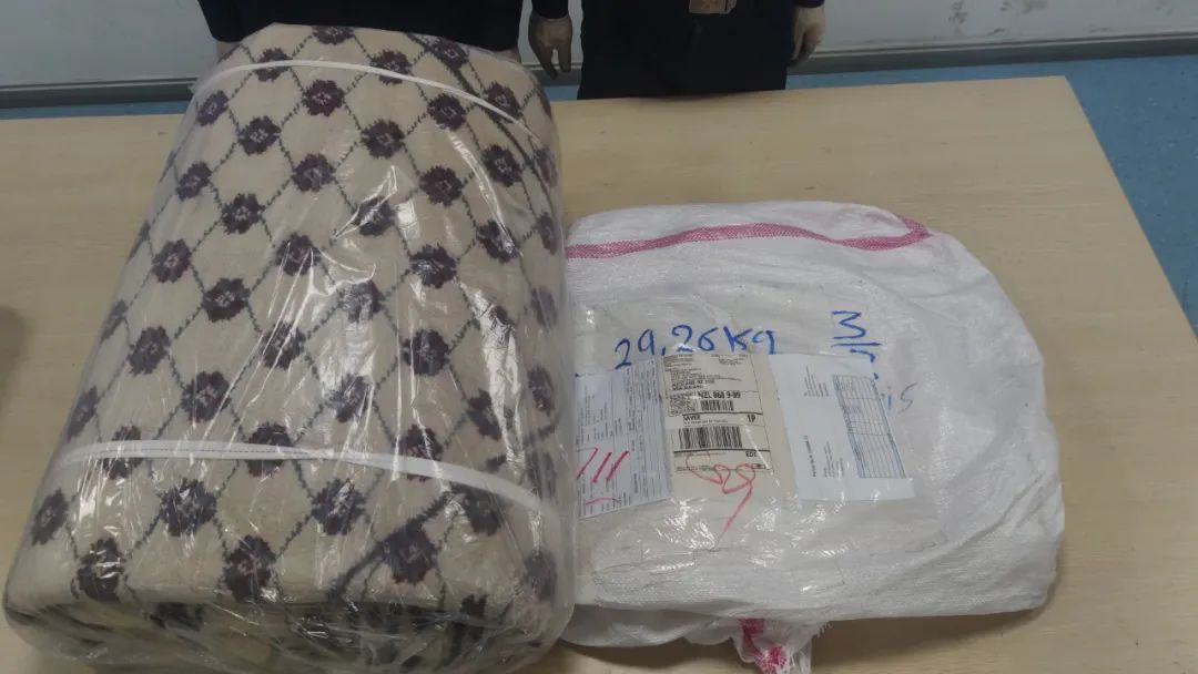 毒品销售商在地毯上编织了28.9公斤的甲基苯丙胺