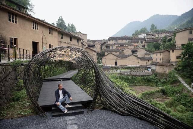 ▲浙江省丽水市松阳县平田村塘后自然村，花艺装置的策展人张战平