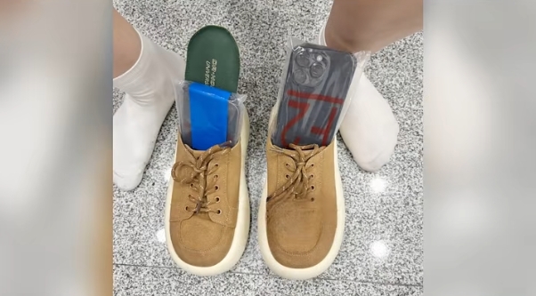 穿鞋子最重要的是舒服！2名旅客偏要踩着手机过海关？