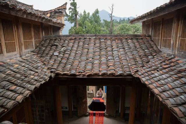 ▲平田村，丽水市书法家协会副主席兼秘书长王泽玖