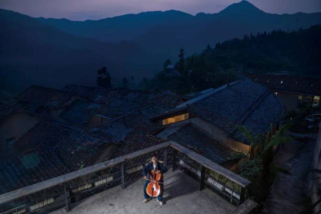 ▲平田村，大提琴手华毓珏