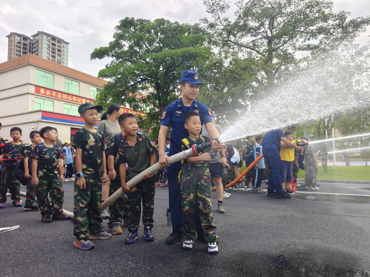 郁南：小军娃探秘消防站安全种“种”心间