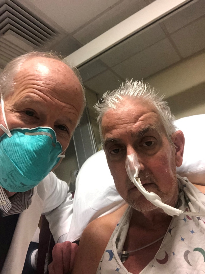 心脏病人戴维·贝内特（右）接受猪心脏移植手术前与医生的合影。新华社发