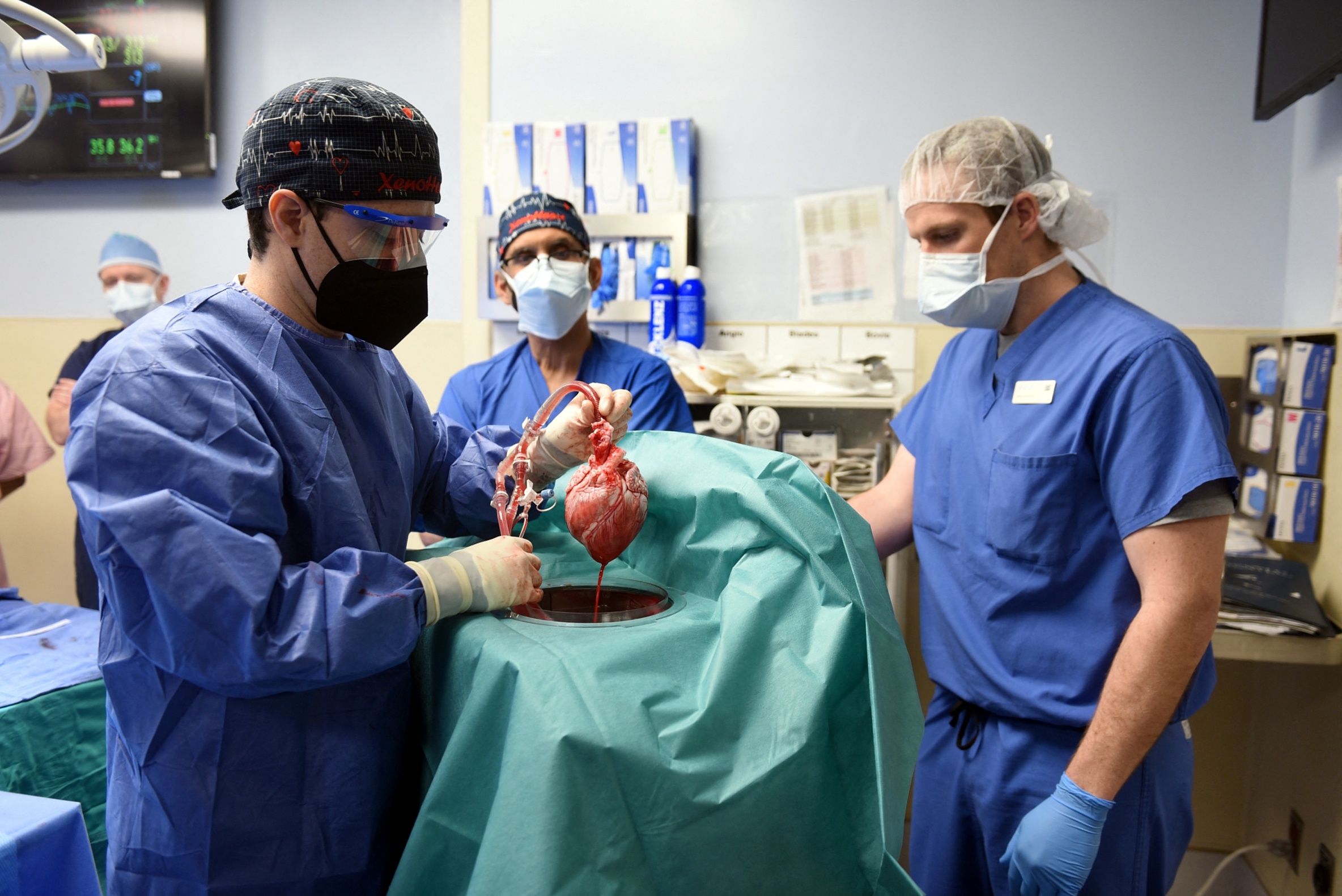1月7日，在美国巴尔的摩的马里兰大学医学中心，医生为移植手术做准备。新华社发