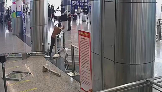 因错过乘车时间 一男子竟打砸火车站防疫设施殴打工作人员 因错过乘车时间 一男子竟打砸火车站防疫设施殴打工作人员