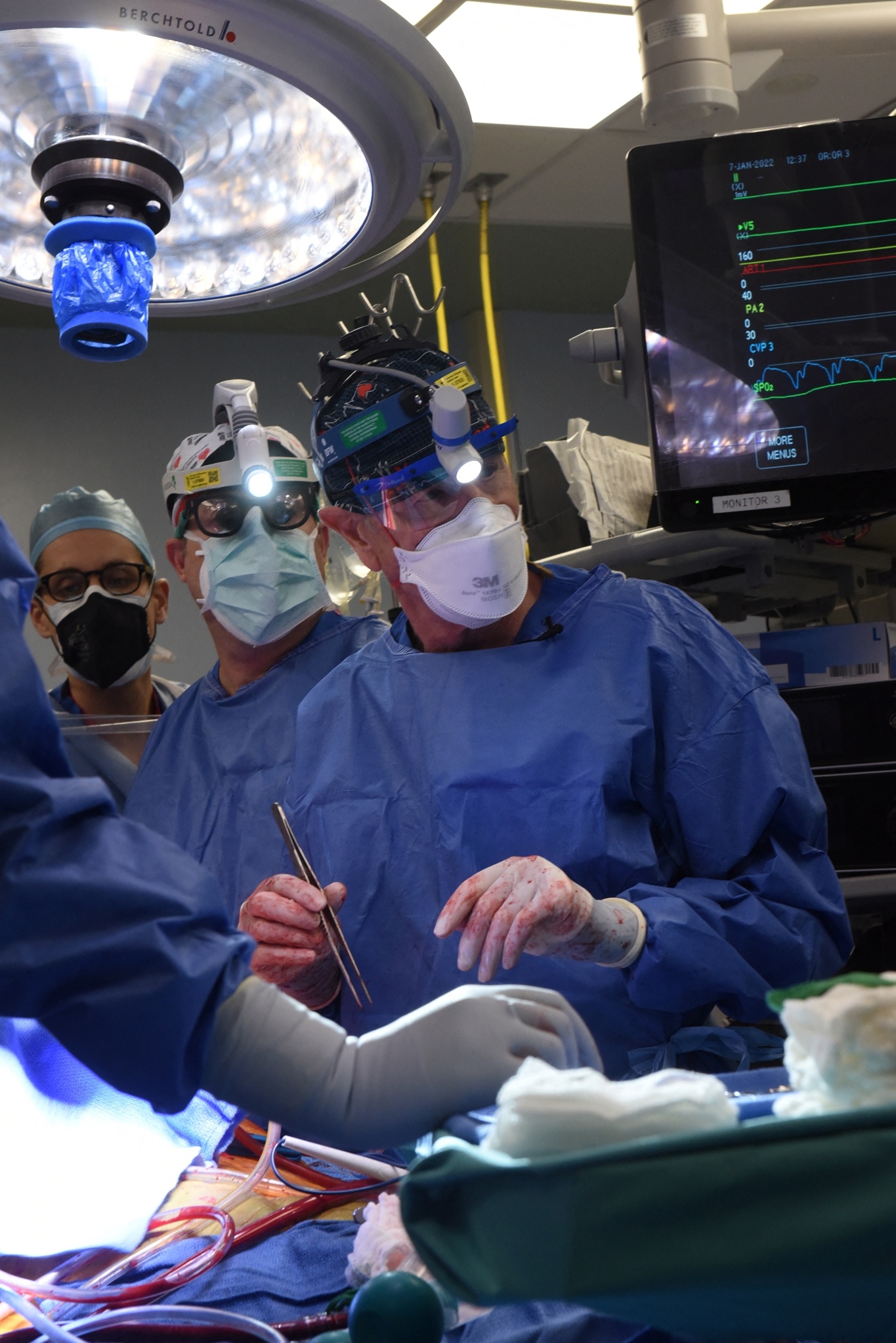 1月7日在美国巴尔的摩的马里兰大学医学中心拍摄的移植手术现场。新华社发