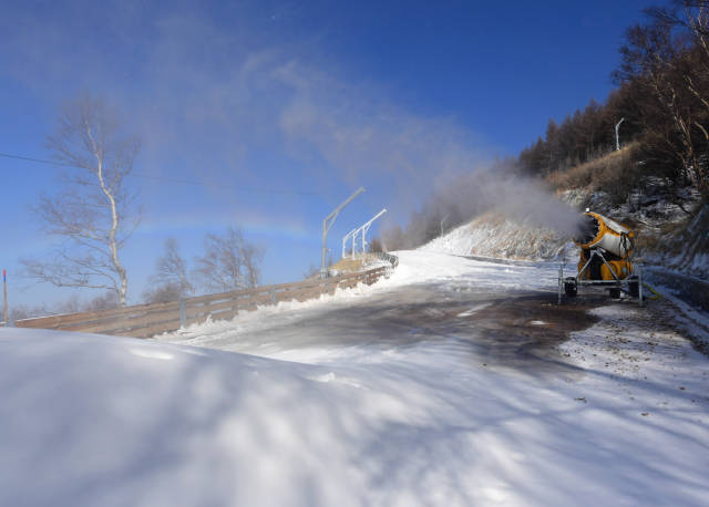 国家高山滑雪中心内，一台造雪设备正在工作。 图源：新华社