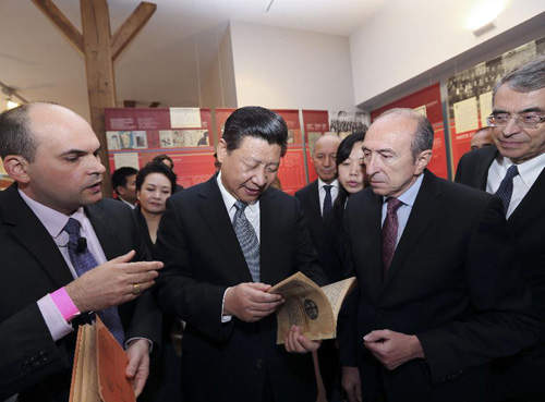 2014年3月26日，国家主席习近平在法国参观里昂中法大学旧址。新华社记者 兰红光摄