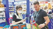 广交会外国客商积极前往工厂实地 探访广东制造实力 广交会外国客商积极前往工厂实地 探访广东制造实力
