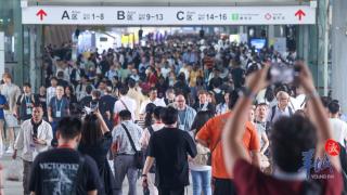 International buyers at Canton Fair fall in love with 'Lingnan apparel'