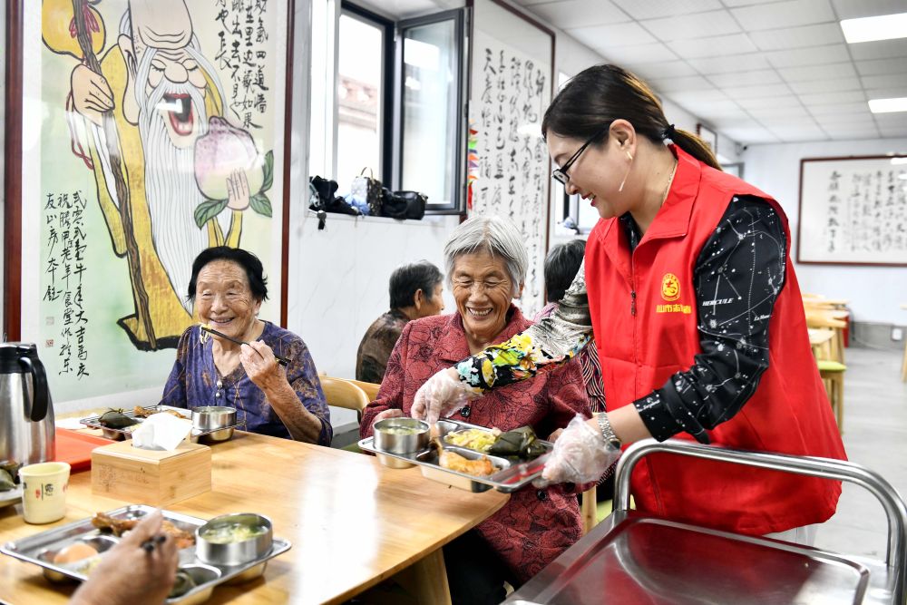 在山东省乳山市城区街道腾甲庄村幸福食堂，志愿者为老人们配送午餐（2023年6月24日摄）。新华社记者 郭绪雷 摄