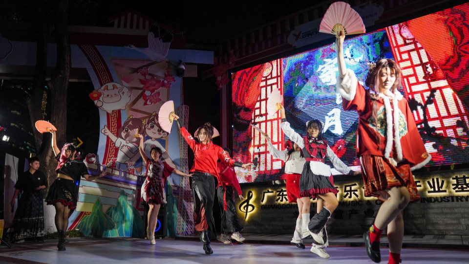 Photos | Night market at Yangcheng Creative Industry Zone bustles with trendy Chinese culture