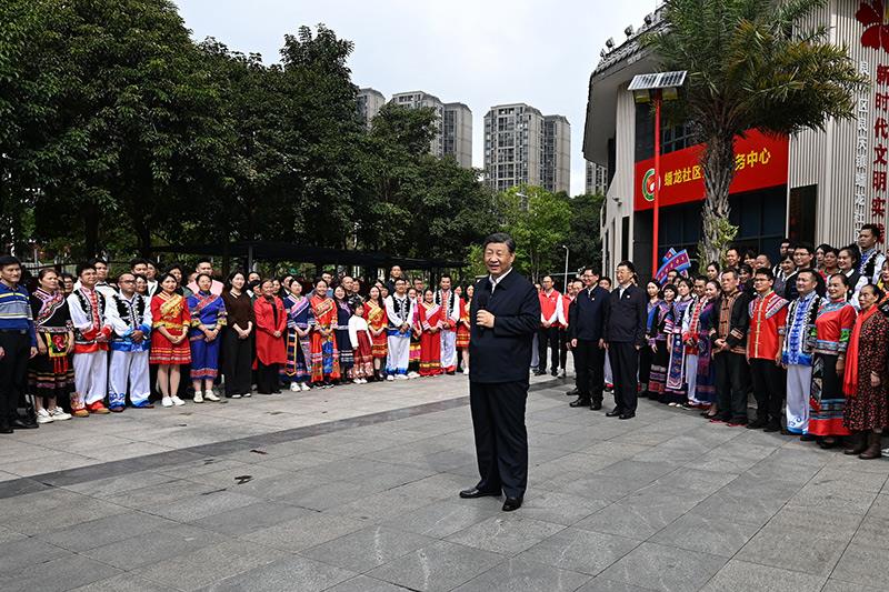 2023年12月14日，习近平总书记在广西南宁市良庆区蟠龙社区考察时，同社区各族群众亲切交流。