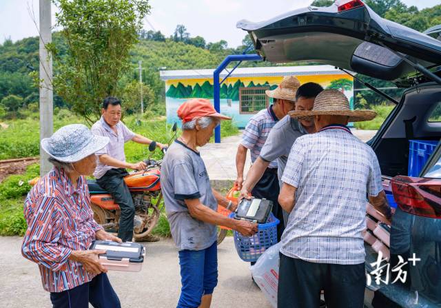 5月18日中午，连樟村党员干部陆志坚开车为村中70岁以上的老人送午餐。