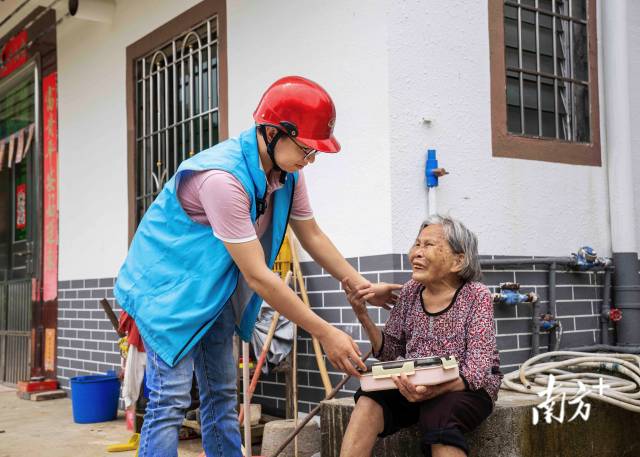 5月19日中午，连樟村90后社工刘华达将饭菜送到一位老人家门口。