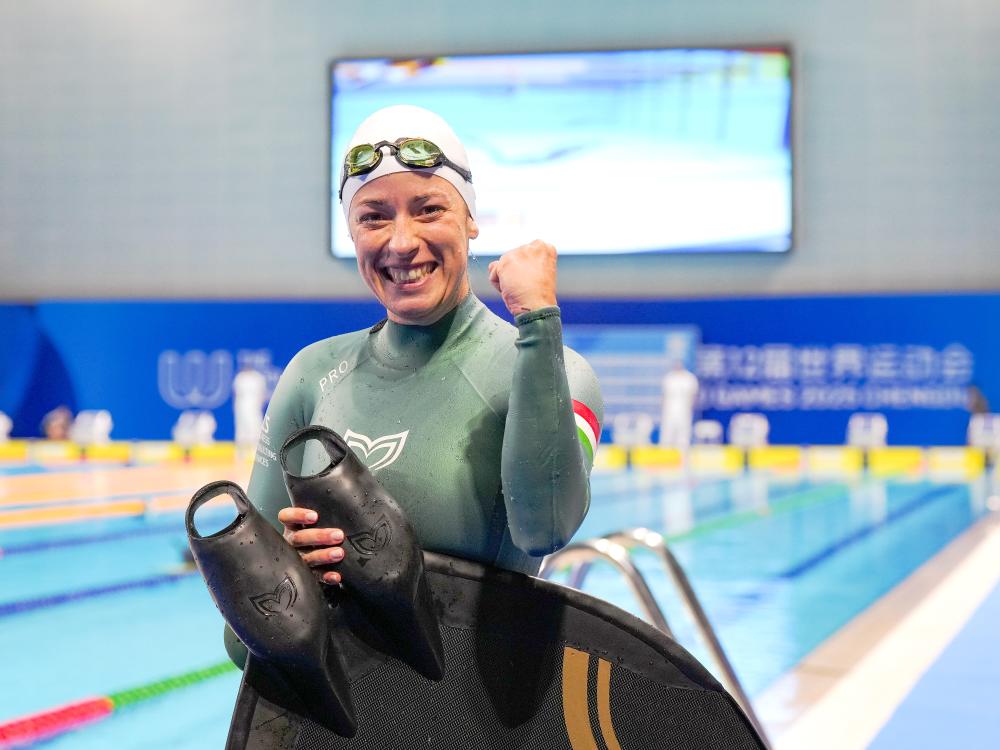 匈牙利選手特勒奇克在比賽后慶祝。還在賽場外體驗(yàn)中國的美食和文化，新華社記者 王曦 攝</p><p style=
