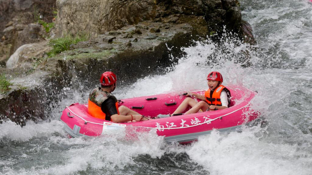 People enjoy summer vacation across China