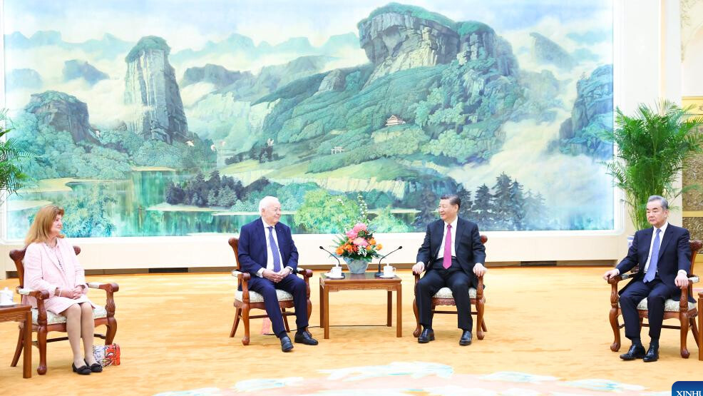 Xi meets Merieux Foundation president and his wife