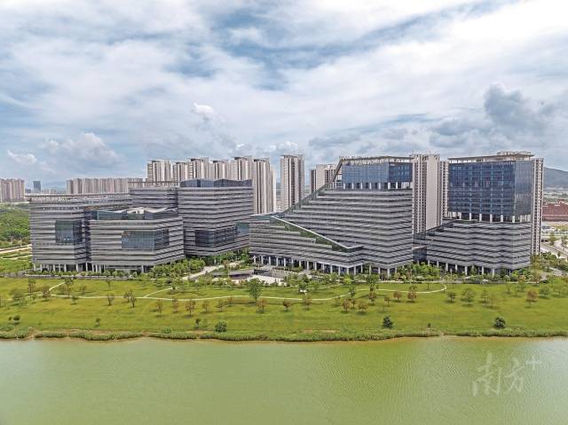 中山翠亨新区积极对接深圳等东岸重点城市优质科技、产业和创新资源。图为翠亨国际科创中心。