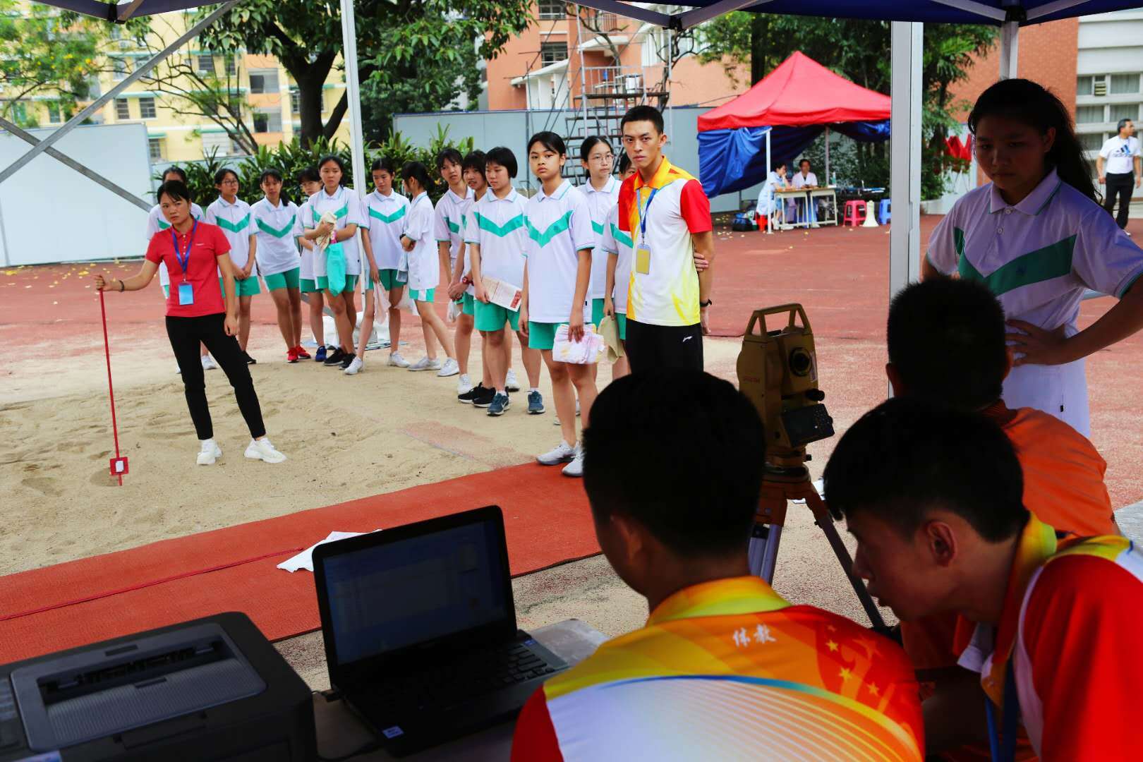 开考第一天，共有4228名考生在广州市第三中学、广州市第五中学、广州中学、增城区康威运动场等考点参加考试。