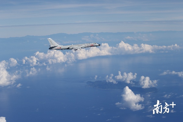 2018年5月，空军发布报道该师轰-6K首次双向绕飞台岛巡航。