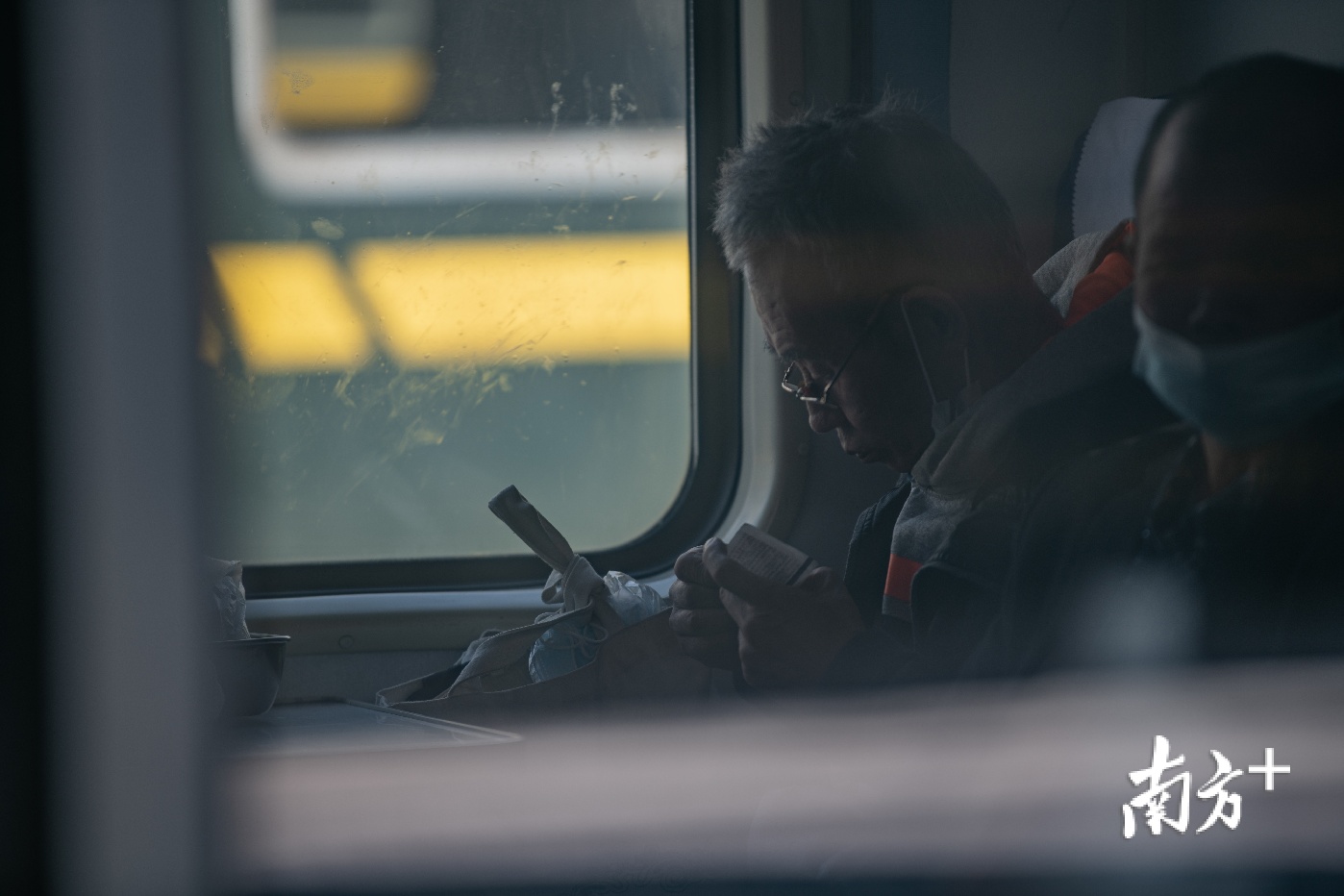 王富广坐上火车,等待返乡。