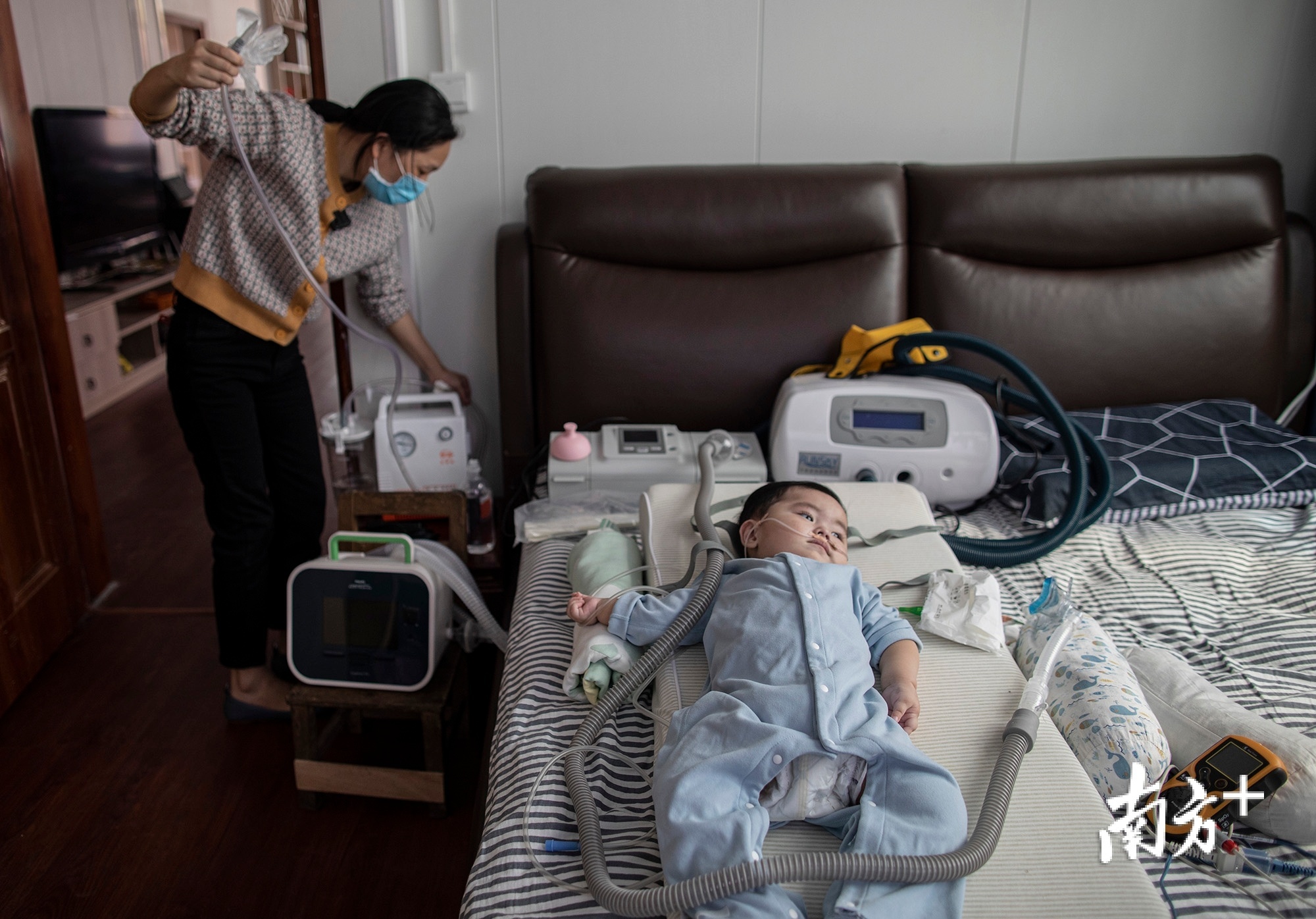 杜佳将家里改造成一个小型ICU病房，从呼吸机、咳痰机、制氧机，到血氧仪、吸痰器、雾化机，全部配置齐全。
