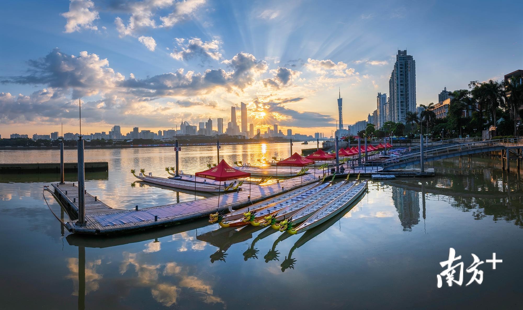 6月15日，2019年广州国际龙舟节竞渡开赛前，在中大附近的游艇会港湾，朝阳之光洒在龙舟上。ainyone 摄