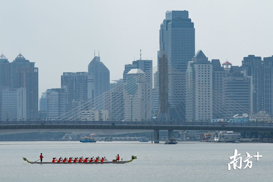 6月15日，广州市珠江河上举行一年一度的国际龙舟邀请赛。卢文 摄