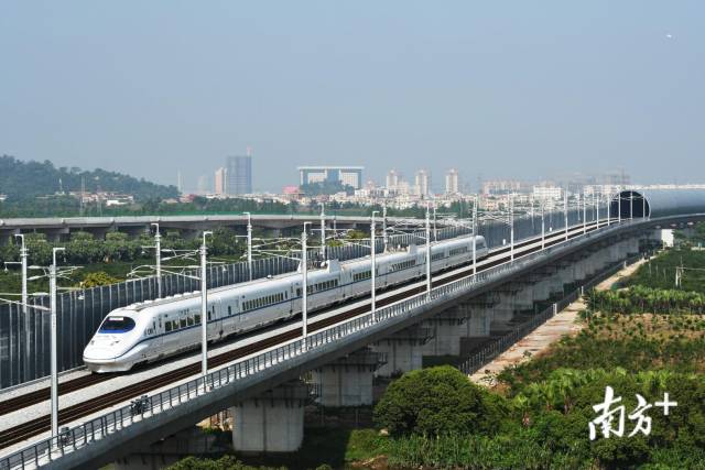 列车从新会站驶出后，经过小鸟天堂景区，进入全球首例全封闭声屏障，然后一路向西驶向湛江。