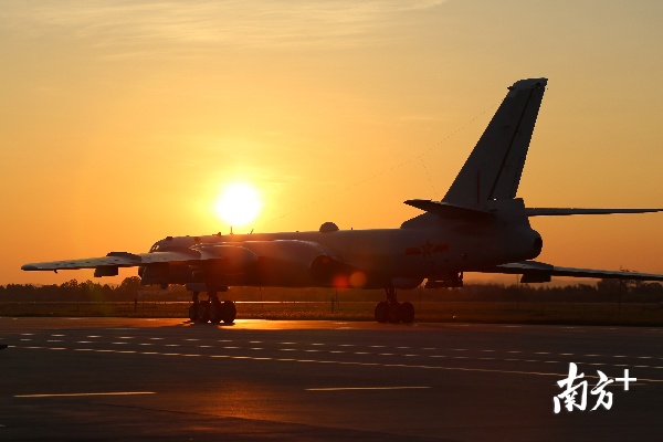 战机迎着朝阳滑向起飞线。