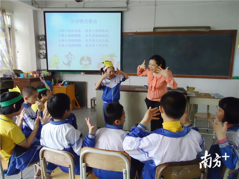 周秀文正在给启智班的学生上课。图片来自于江门市特殊教育学校