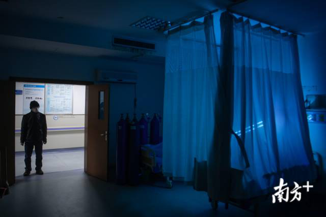 医院病房晚上实拍图片