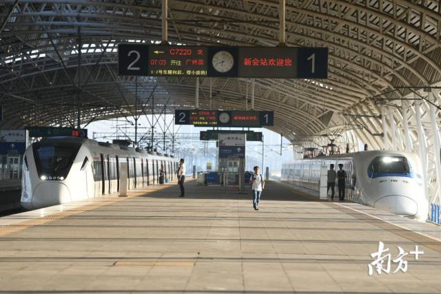 左边是广珠城轨CRH6型列车，右边是CRH2A型动车组（俗称“子弹头”）。