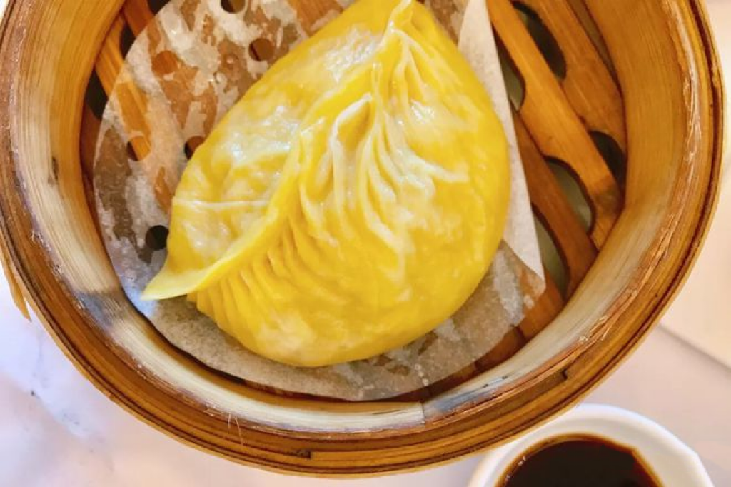 广州酒家第一代点心名师禤东凌首创蟹肉灌汤饺。