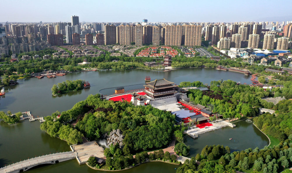 西安大唐芙蓉园（4月25日摄，无人机照片）。新华社记者 刘潇 摄