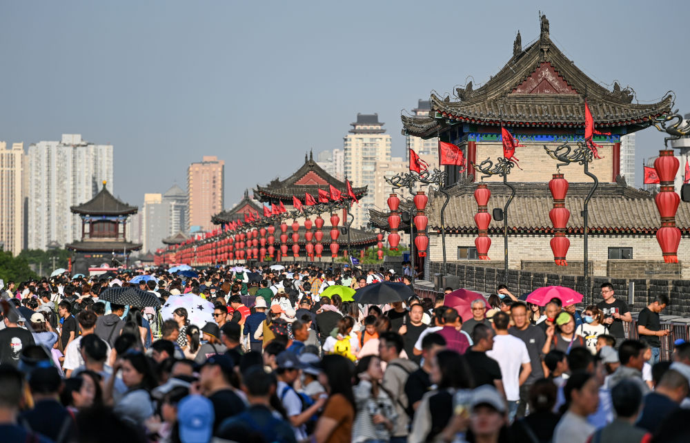 游客在西安城墙景区参观游览（4月30日摄）。新华社发（邹竞一 摄）