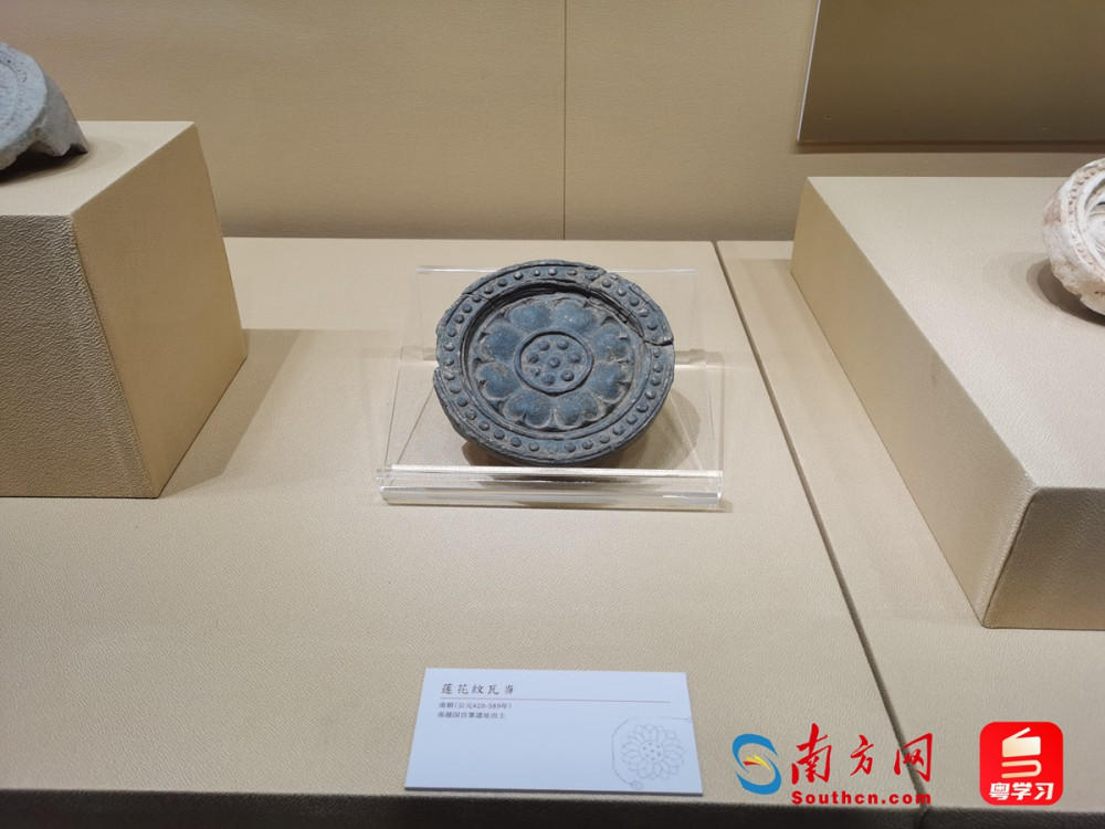 莲花纹瓦当。