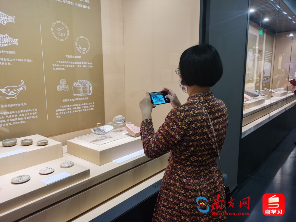观众参观展览。