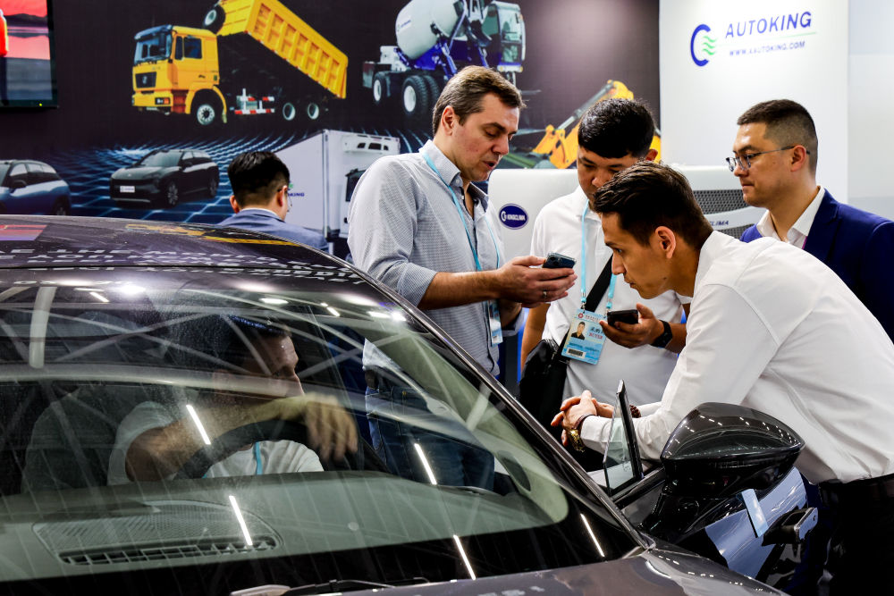 采购商在广交会新设置的新能源及智能网联汽车展区了解中国新能源汽车产品（4月15日摄）。新华社记者 刘大伟 摄