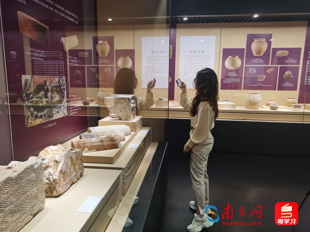 观众在参观展览。