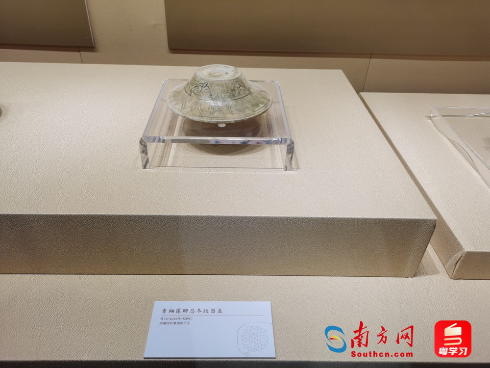 青釉莲瓣忍冬纹器盖。