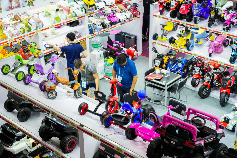 采购商在第133届广交会孕婴童展区采购童车（4月23日摄）。新华社记者 刘大伟 摄